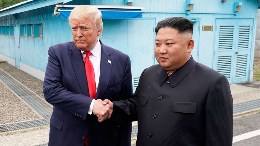 Trump y Kim Jong-un se saludan en la frontera entre las dos Coreas