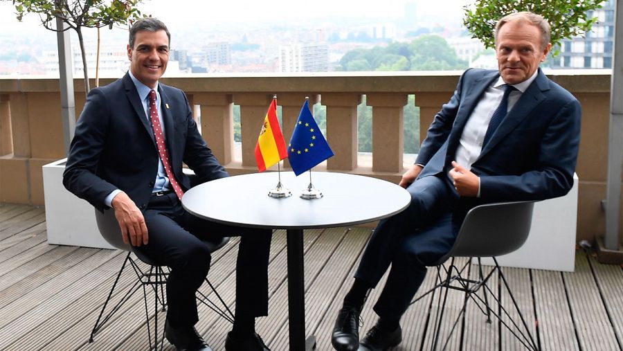 El presidente del Gobierno en funciones, Pedro Sánchez, en su reunión con el presidente del Consejo europeo, Donald Tusk.