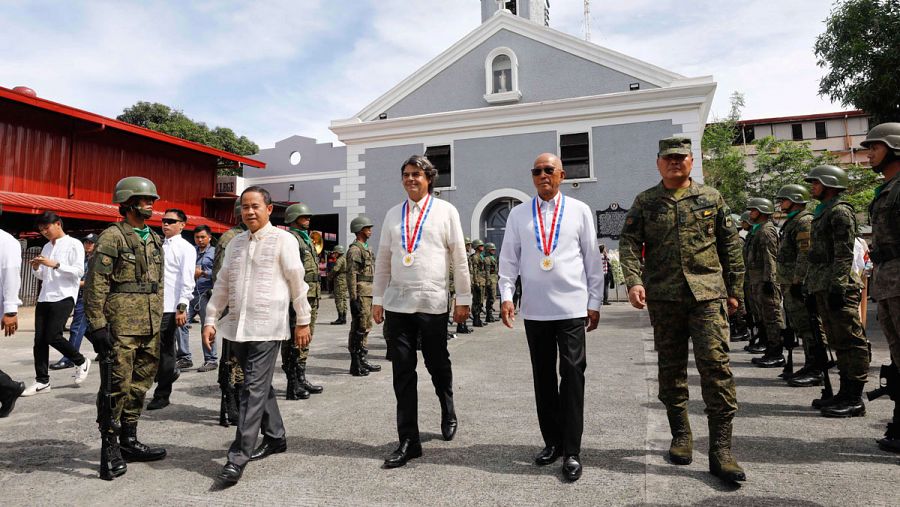 El embajador de España en Filipinas, Jorge Moragas, desfila junto al Ministro de Defensa de Filipinas.