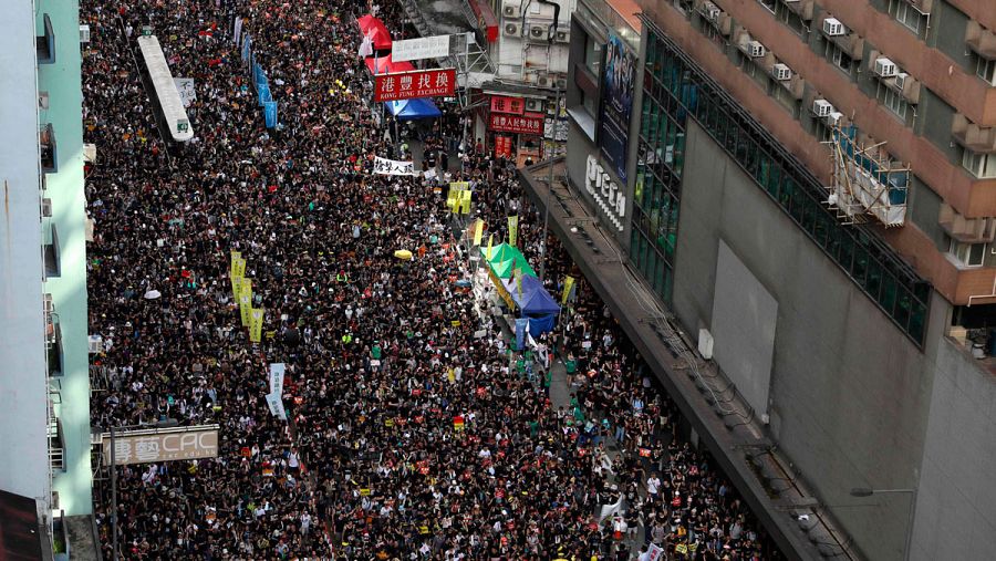Los hongkoneses han aprovechado la conmemoración del 22 aniversario de la entrega de la ciudad de Gran Bretaña a China para intensificar sus protestas en la calle.