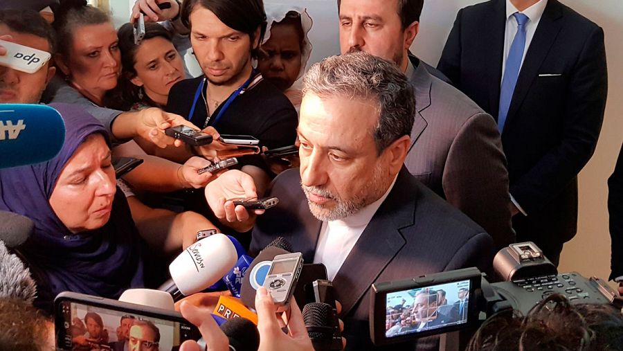 El viceministro de Exteriores iraní y negociador nuclear, Abas Araqchi, rodeado de periodistas