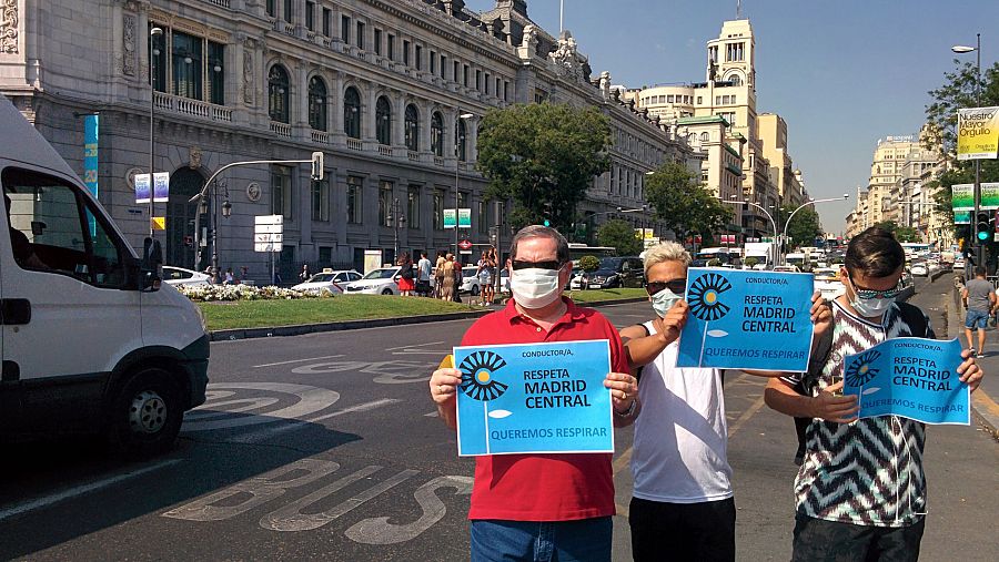 Un grupo de ciudadanos intenta disuadir a los conductores de entrar en Madrid Central a la altura de Cibeles