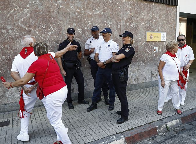 Policías frances patrullan junto a agentes españoles durante los Sanfermines