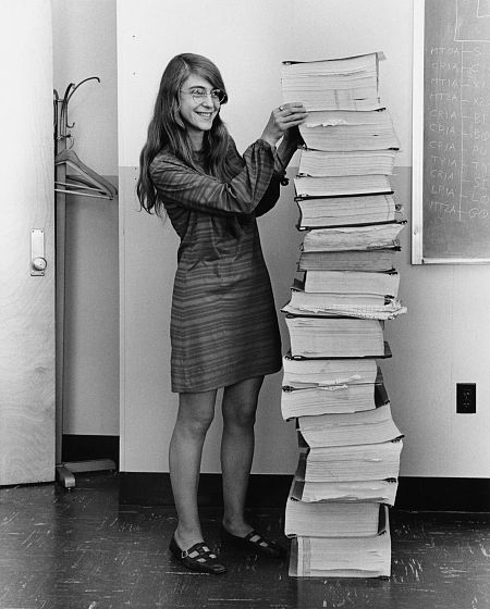 Margaret Hamilton sonríe frente a una montaña de código que ella misma había tecleado junto a su equipo para la misión Apolo 11.