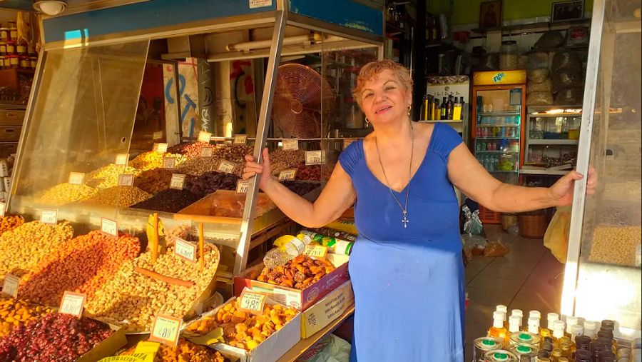 Miriam, en su puesto de frutos secos en el Mercado Central