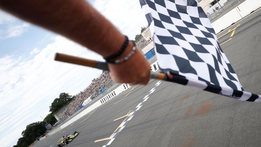 Marta García, al cruzar primera la bandera a cuadros