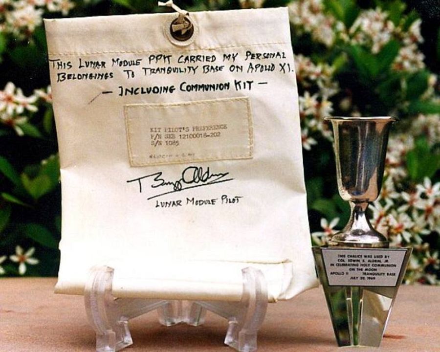 La bolsa y el cáliz que Aldrin usó para comulgar en la Luna