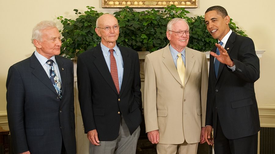 Barack Obama con Buzz Aldrin, Michael Collins y Neil Armstrong, los astronautas del Apolo 11, en 2009