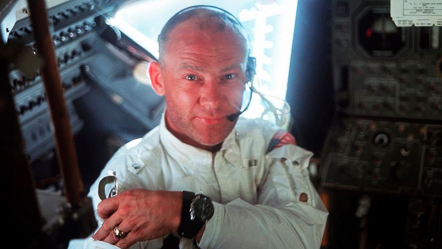 Edwin 'Buzz' Aldrin, en el interior del módulo lunar del Apolo 11, durante la misión de alunizaje.