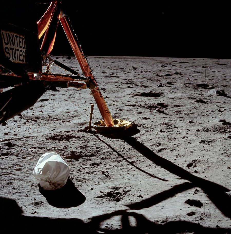 La fotografía de Armstrong que mostró la bolsa de basura que tiraron sobre la superficie de la Luna.