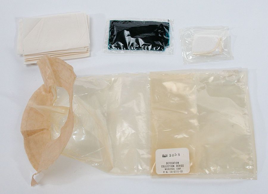 Bolsa diseñada por la NASA para recoger los excrementos de los astronautas en sus misiones.