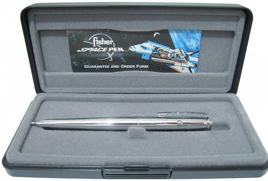 Un bolígrafo de Fisher Space Pen en su estuche