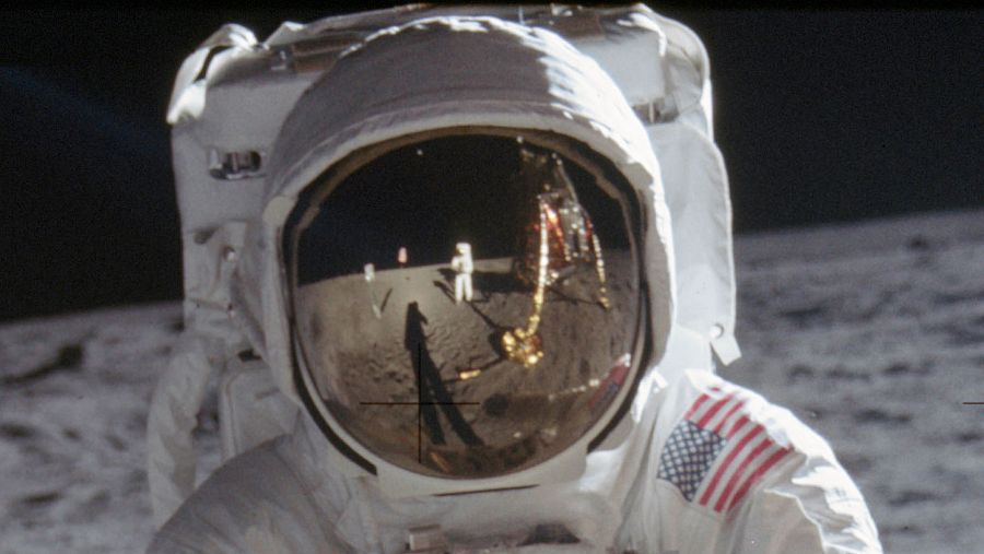 Detalle del reflejo del visor de 'Buzz' Aldrin, en el que se ve a Armstrong y como un pequeño punto en la parte superior, la Tierra.