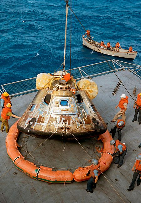 El módulo de mando de la Apolo 11 es depositado en la cubierta del USS Hornet.