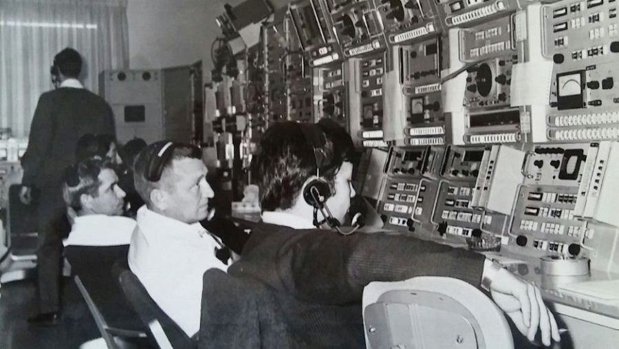 Carlos González Pintado, en primer plano, acompañado por técnicos estadounidenses.