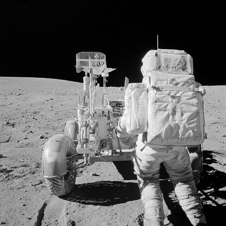 El astronauta John W. Young, comandante de la misión Apolo 16, en un momento de su actividad en la Luna.