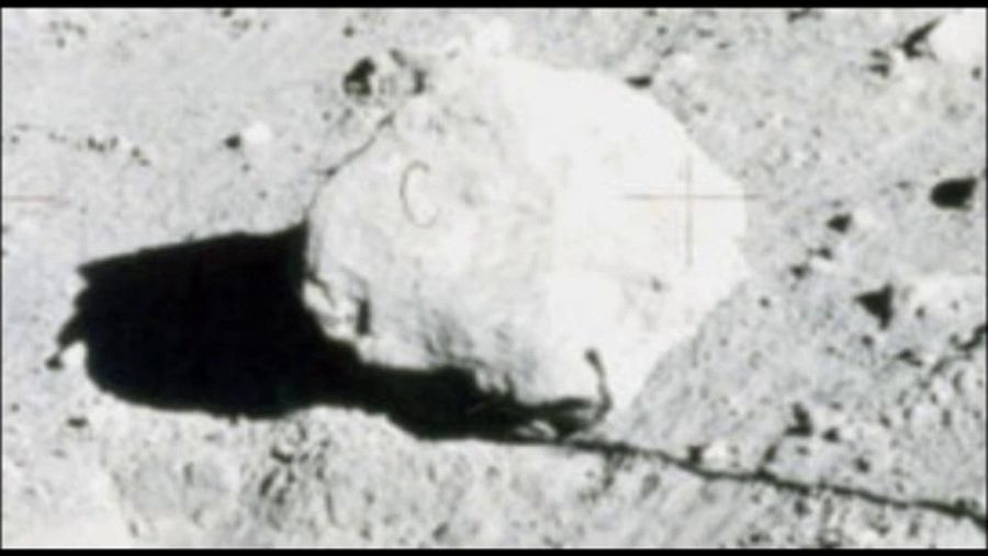 La supuesta 'C' sobre una roca lunar, fuente de teorías conspirativas.