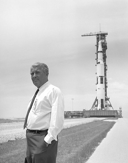 Wernher von Braun con el Saturno V de fondo, el cohete que lanzó al Apolo 11 al espacio.