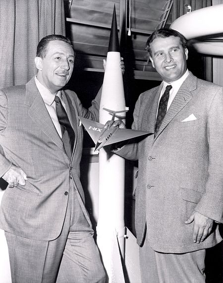Walt Disney y Von Braun, en una imagen de mediados de los años 50