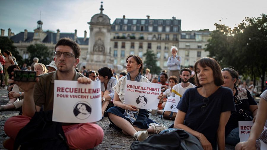 Un grupo de cristianos reza por la vida de Vincent Lambert, en estado vegetativo desde 2014, en la Place Saint Sulplice en París, Francia, el 10 de julio de 2019.