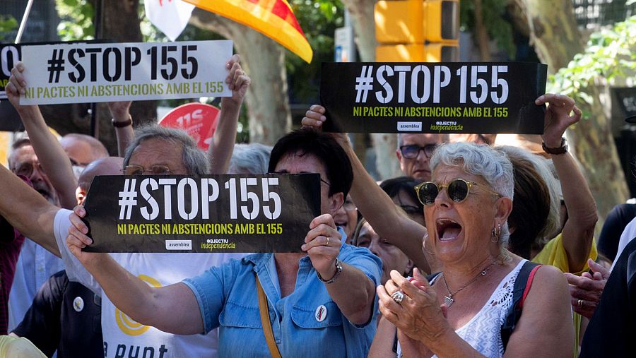 Simpatizantes independentistas protestan ante la Diputación de Barcelona por el apoyo de JxCAT al PSC