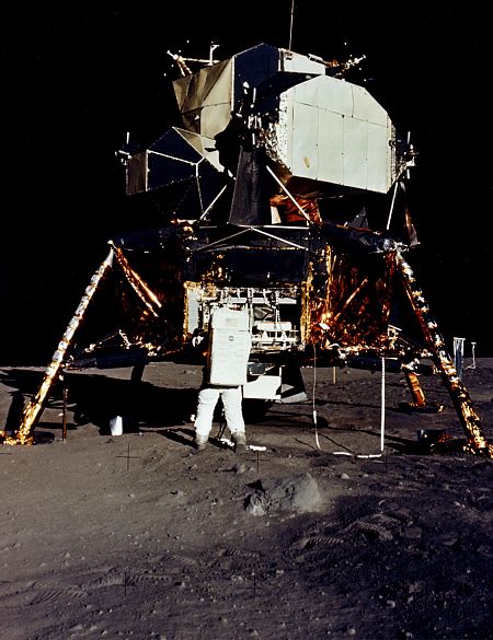 Armstrong trabaja junto al módulo Eagle, sobre la superficie lunar.