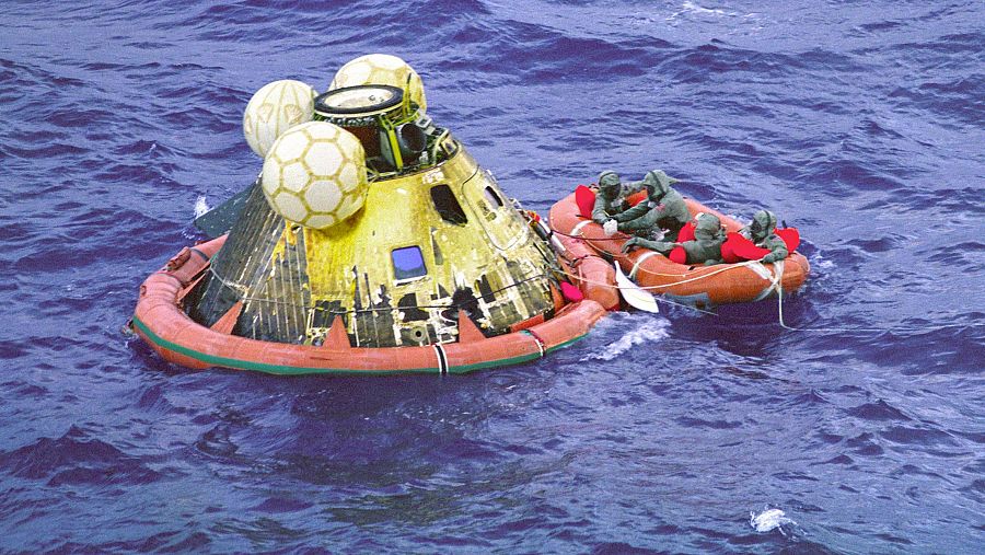 Momento del rescate del Apolo 11 en aguas del océano Pacífico.