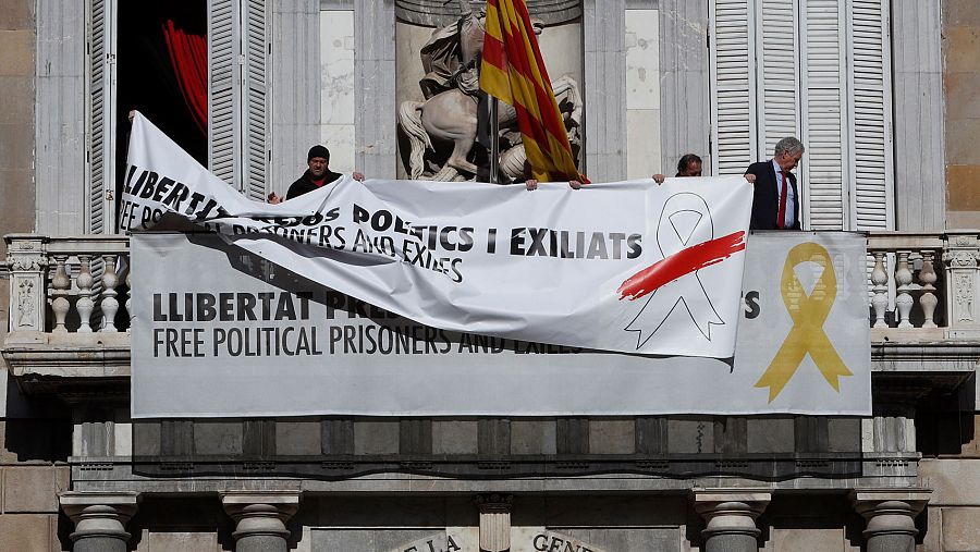 Torra ordenó cubrir la pancarta original del lazo amarillo por otra con el mismo lema pero un lazo blanco