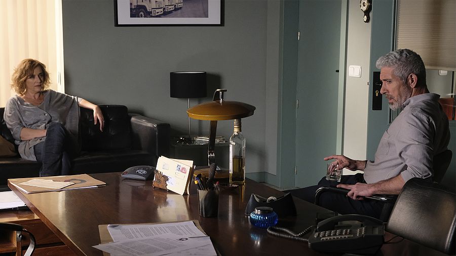 Elvira acude a Quintero para advertirle de un peligro.