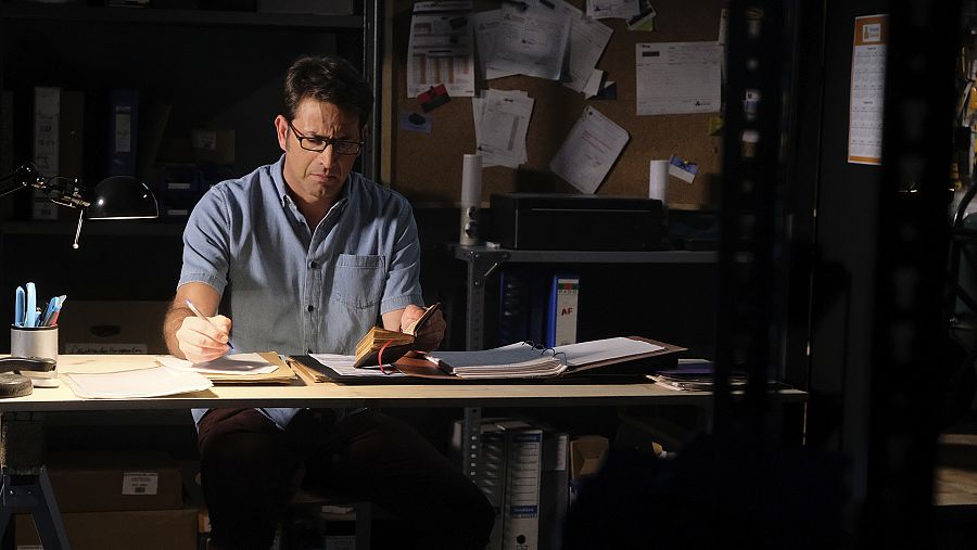 Damián, está muy preocupado por las nuevas amistades de su hija Marga.