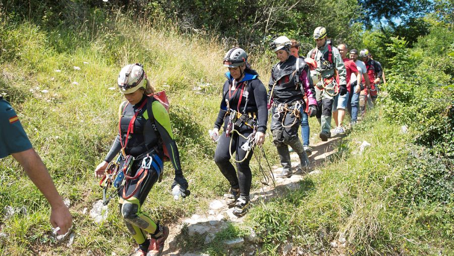Las tres espeleólogas, acompañadas de los miembros del GREIM y agentes de la Guardia Civil en la localidad de Arredondo.
