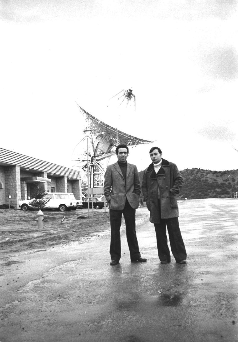 Saadia Levy y su compañero Rafael Armero delante de la antena de 26 metros de la Estación de Fresnedillas