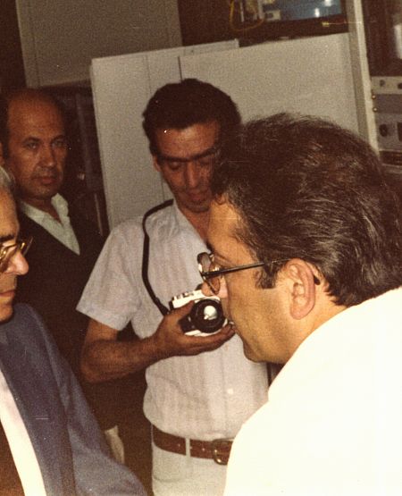 Saadia Levy, retratado haciendo fotos con su cámara.