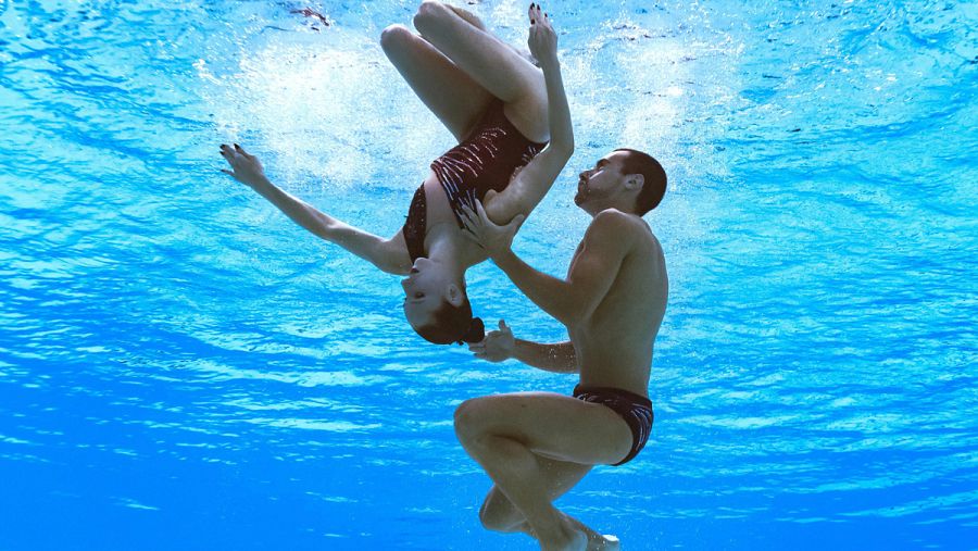 Pau Ribes y Emma García, debajo del agua