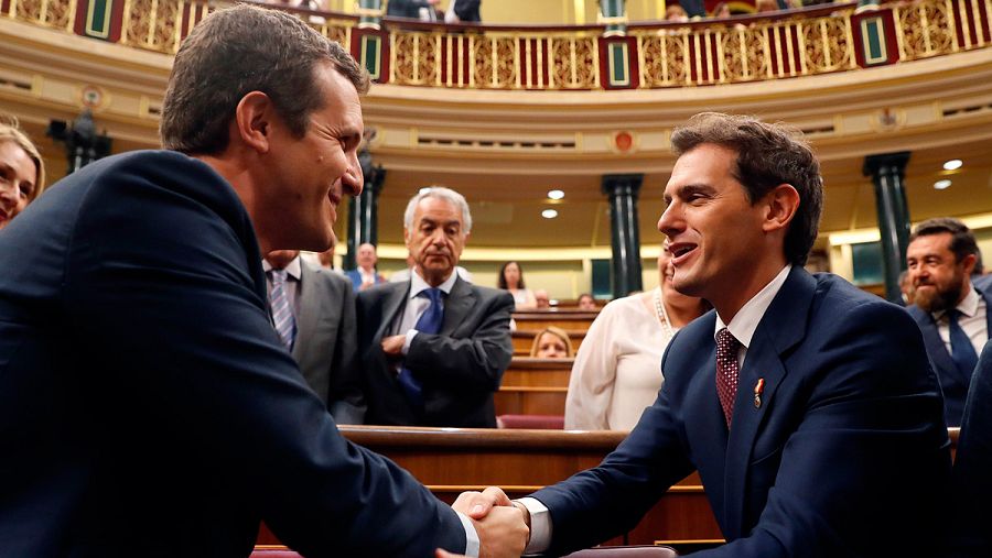 Casado y Rivera se saludan en el Congreso de los Diputados (EFE)