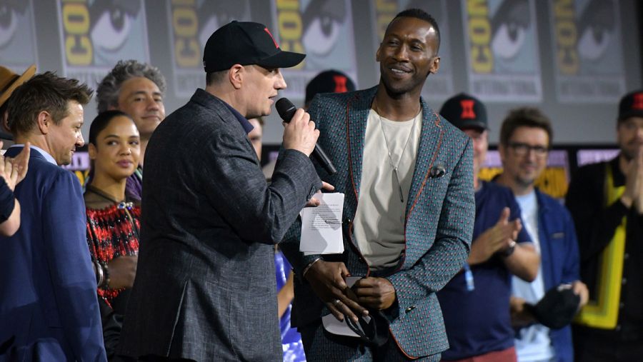 El presidente de Marvel Studios, Kevin Feige, invita al escenario a Mahershala Ali