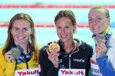 Pellegrini, en el podio junto a Titmus (i) y Sjostrom