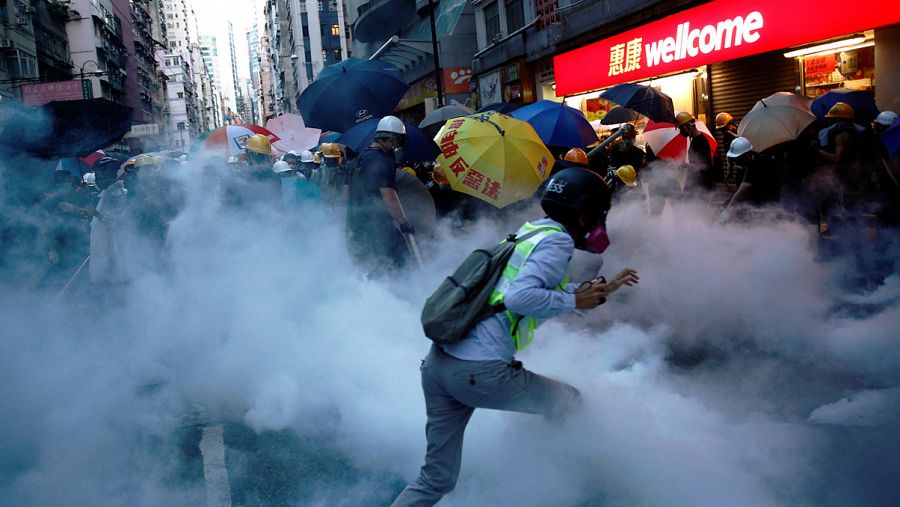 Manifestantes se enfrentan con la Policía en Hong Kong. REUTERS/Edgar Su