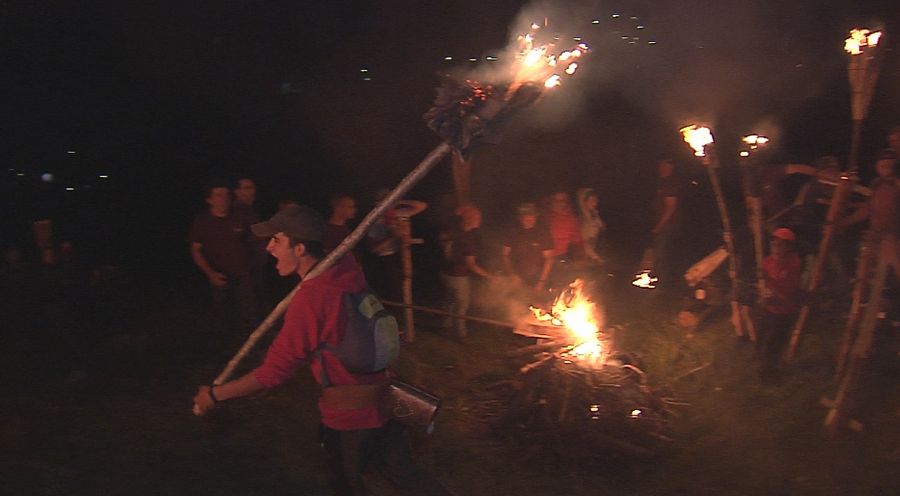 La falla del Pirineo, una serpiente multicolor por la falda de la montaña