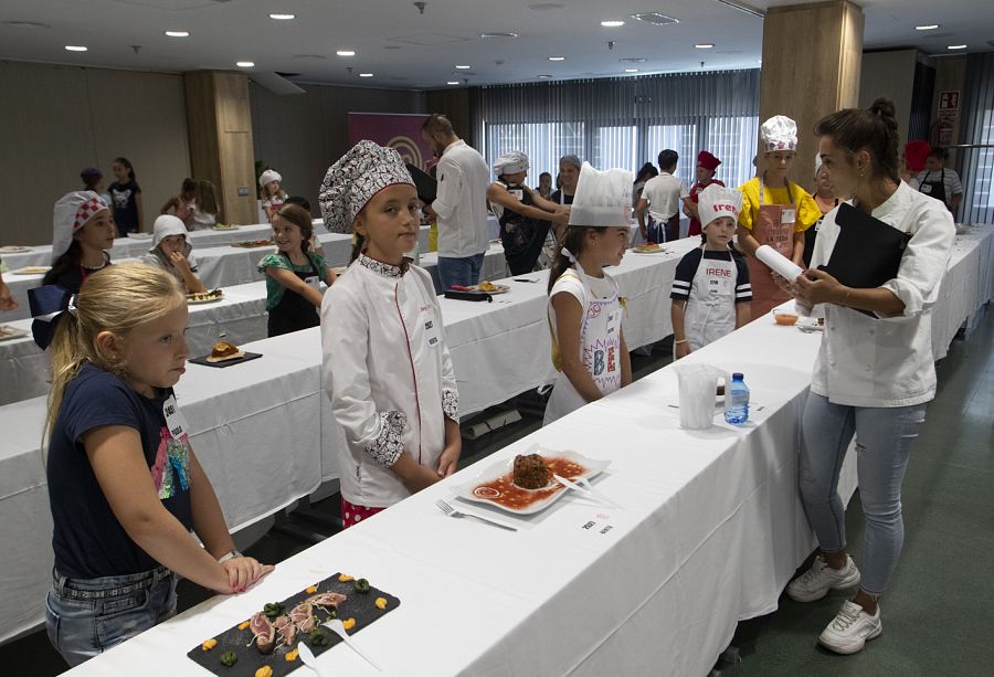 Los aspirantes presentan sus creaciones