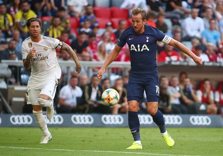 Kane se prepara para disparar a la puerta del Real Madrid