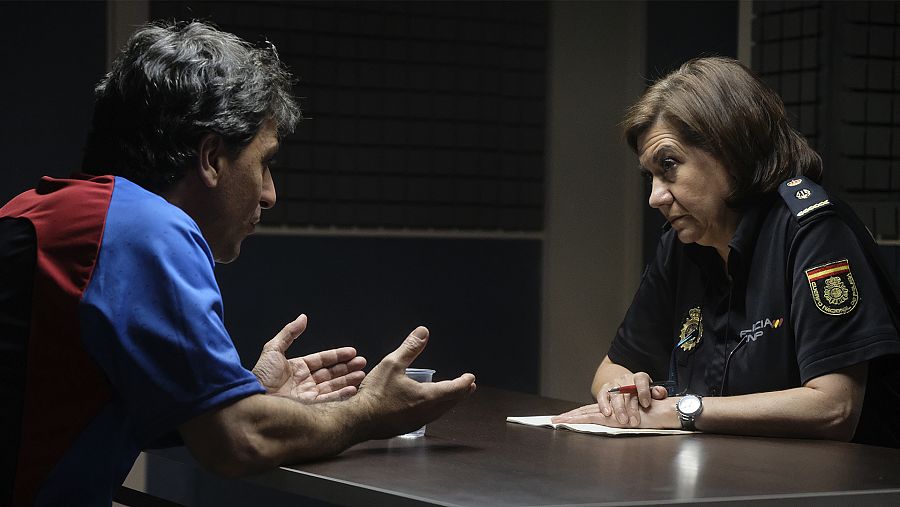 Miralles en un interrogatorio en Servir y Proteger