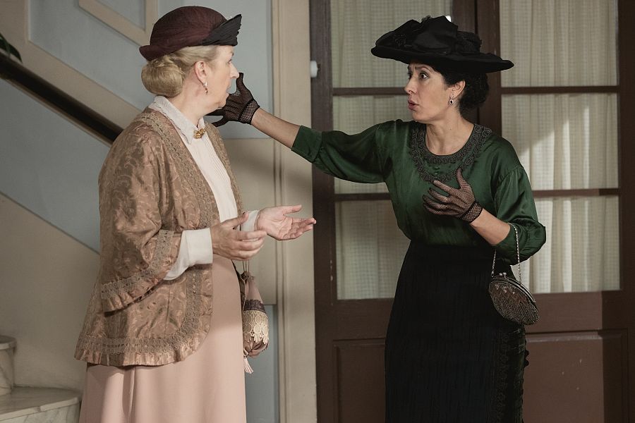 Genoveva llora en el rellano