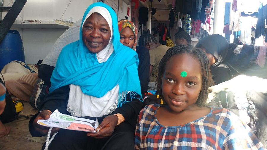 Slam, de 12 años, junto a su abuela Hayat