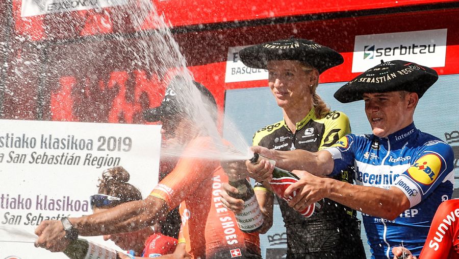 Podio de la Clásica de San Sebastián; Ger Van Avermaet (i), Lucy Kennedy(c) y Evenepoel (d)