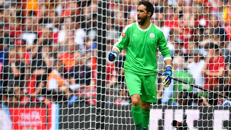 Bravo celebra su parada en el penalti