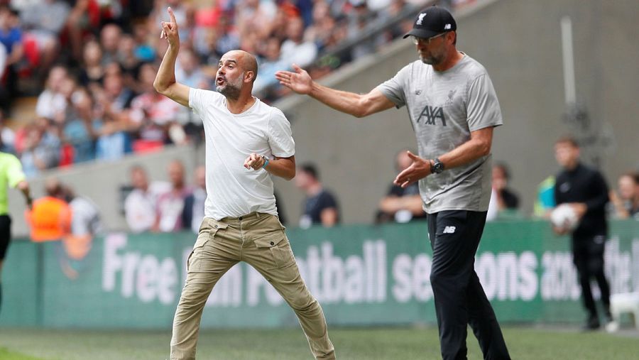 Guardiola y Klopp, dando instrucciones