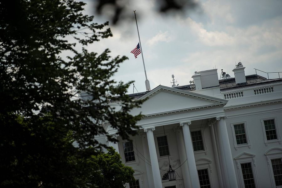 Banderas a media asta en Washington,DC por las víctimas de los tiroteos de Texas y Ohio