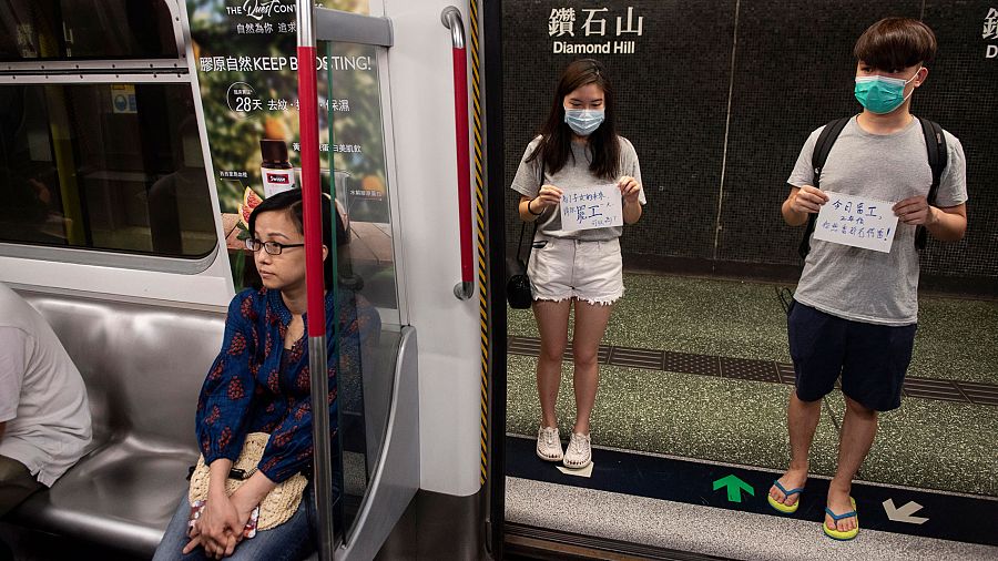 Manifestantes en el metro de Hong Kong llaman a respaldar la huelga contra la propuesta de ley de extradición