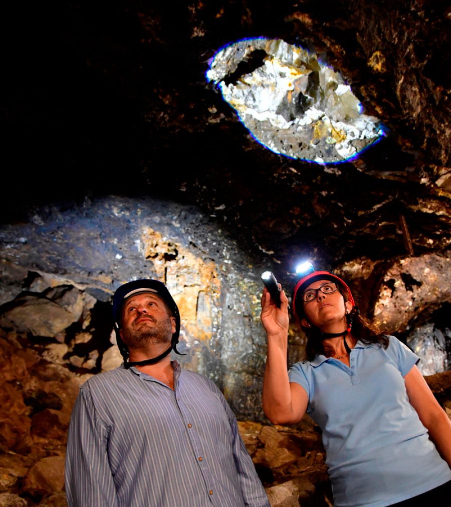 Visitantes en la Geoda gigante de Pulpí